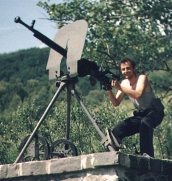 Hajaja pózuje pro frontového korespondenta ...